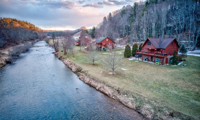 Todd House | River Roost - on New River near Boone with fire pit, game room, pet friendly