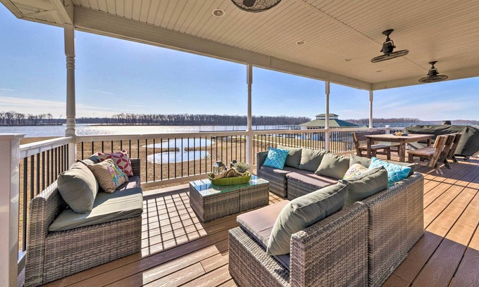 Grafton House | 'River's Paradise' w/ Balcony: Dtwn Location!