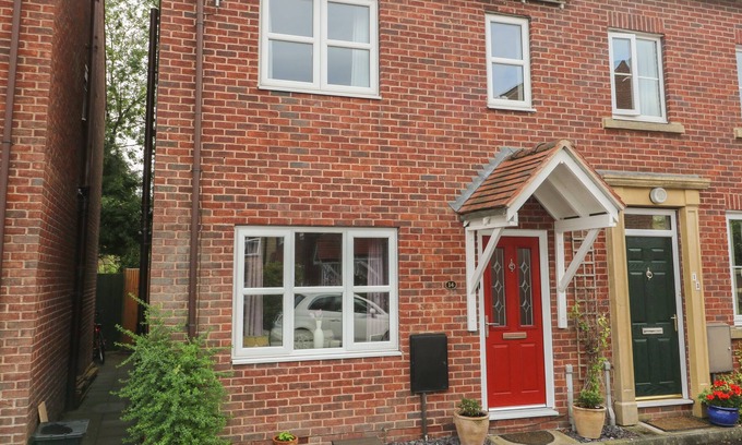 Ripon Cottage | RIVER VIEW, pet friendly, with a garden in Ripon