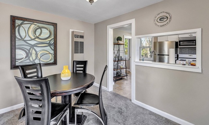 Ashwaubenon House | River View- Renovated Townhome close to Lambeau by RedAwning