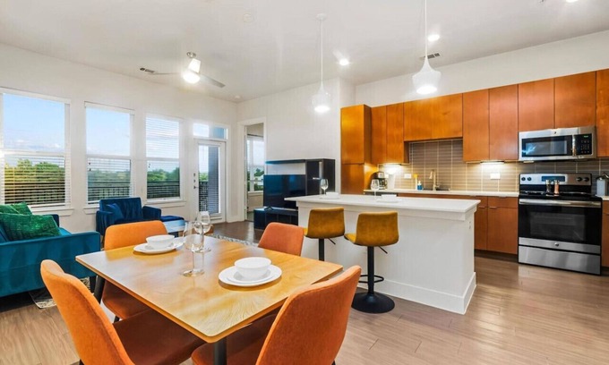 King William Apartment | River Walk Luxury: 2BR Apt | River Views+Pool+Gym