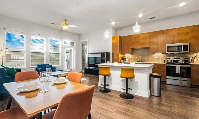 King William Apartment | River Walk Luxury: 2BR Apt | River&Pool Views+Gym