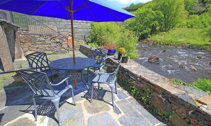 Beddgelert Cottage | RIVERBANK COTTAGE, pet friendly, with open fire in Beddgelert