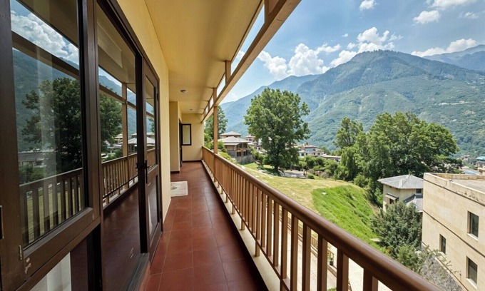 Mohal Apartment | Riverbend Retreat 3BR Mountain Views by Homeyhuts