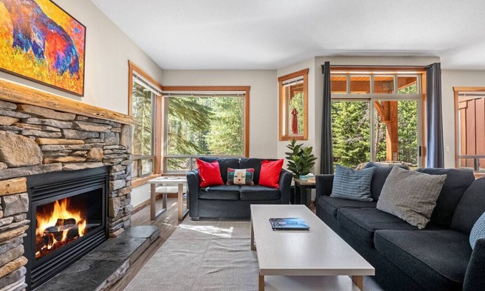 East Kootenay House | Riverbend Retreat | Hot Tub | Pools | Pets | Creek