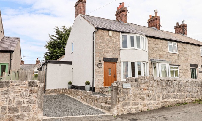 Rhuddlan Cottage | RIVERDALE, pet friendly, character holiday cottage in Rhuddlan