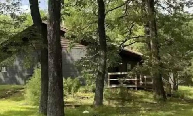 Flippin House | Riverfront Cabin with dock access (Cabin 1)