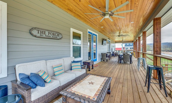 Glenwood Cabin | Riverfront 'Caddo Shack' Home w/Views & Fire Pit