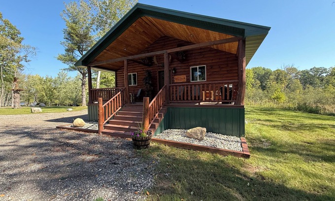 Paris Cabin | Riverfront Deer Cabin