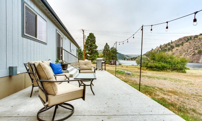 Helena House | Riverfront Helena Retreat with Small Dock and Kayaks!