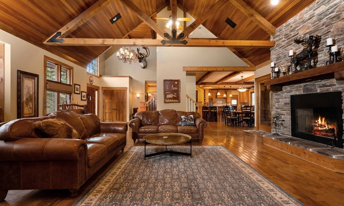 Bellaire Cabin | [Riverfront Lodge] ~ Downtown Bellaire ~ Walking Distance to Short's& Downtown!
