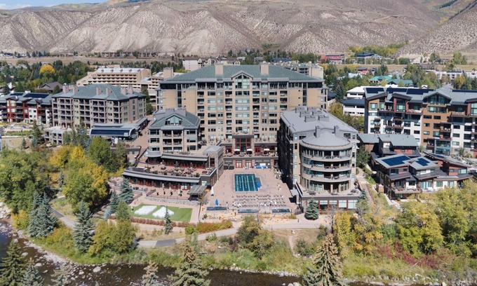 Avon Hotel | Riverfront Resort & Spa w Gondola | WR421B