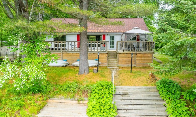 Baddow Cottage | Riverfront Retreat - Large Family Cottage with Games Room, Hot Tub and Sauna