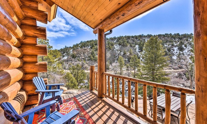 Buena Vista Cabin | Riverfront Retreat w/Hot Tub: Fish & Hike!