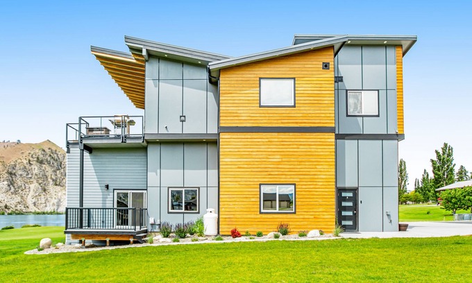 Orondo House | Riverfront retreat with a mountain view, game room, & fast WiFi - dogs welcome