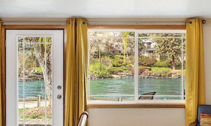 Bend Cottage | "Riverrun Retreat" Cottage along the Deschutes River, near Downtown Bend