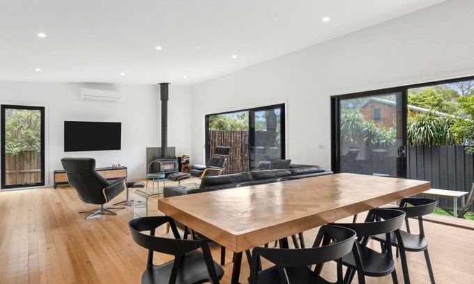 Anglesea House | Riverside Escape, easy access to local attractions.