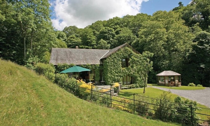 Windermere House | RIVERSIDE, family friendly, with open fire in Troutbeck