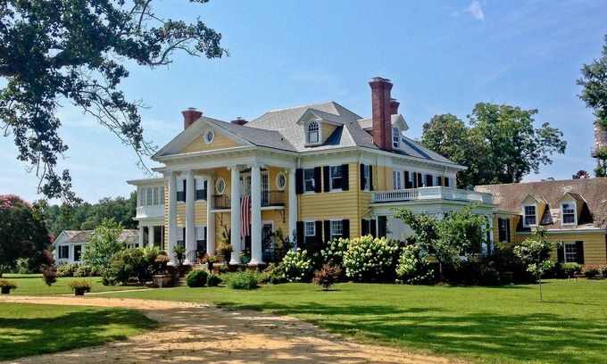 Ware House | Riverside farm cottage with pool