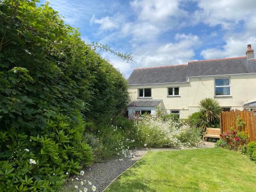 Bodmin House | Riverside farm cottage on private wildlife estate 1-bedroom