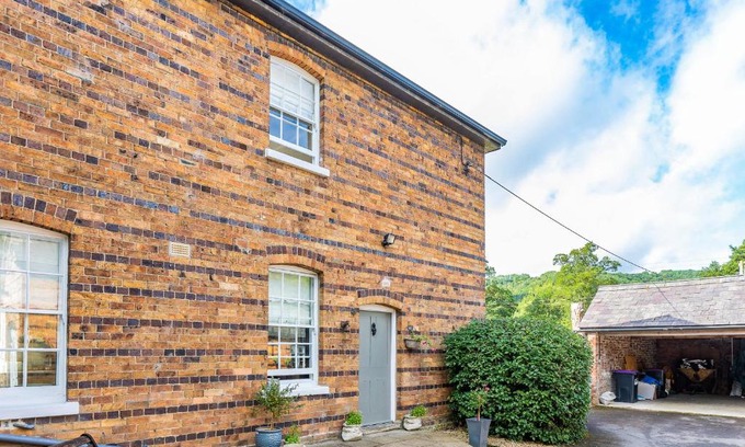 Craven Arms House | Riverside
