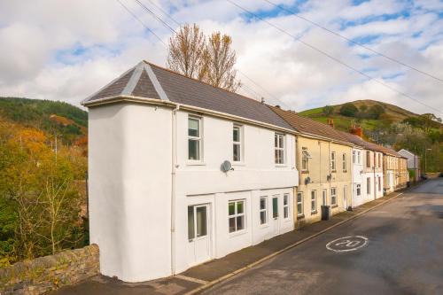 Glyncorrwg House | Riverside Great House In The Afan Forest Bike Park By StayStaycations