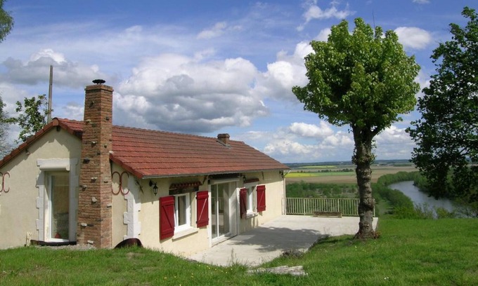 Monetay-sur-Allier Cottage | "Riverside Retreat: Cosy House with Fireplace, Terrace, Large Garden & River Access"