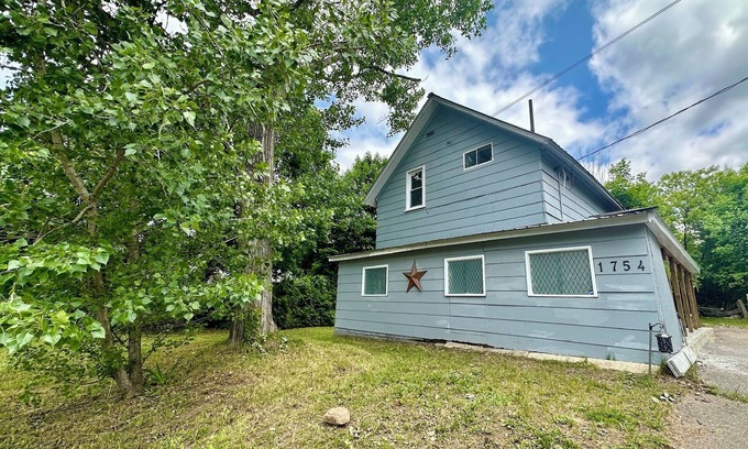 Eganville House | Riverside & Relax Home