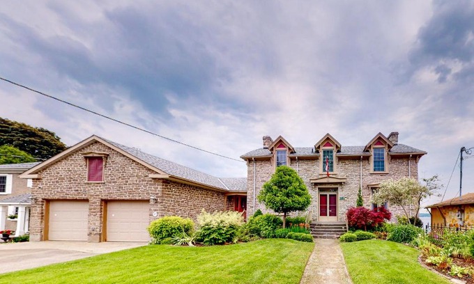 Brockville House | Riverside Retreat