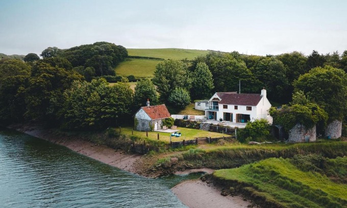 Westleigh House | Riverside Retreat