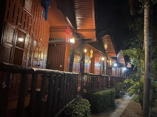 Thani House | Riverside Retreat Sukhothai Guest House