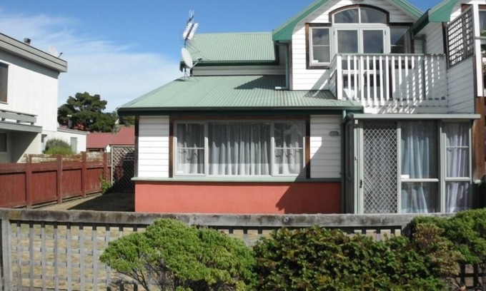 Whanganui House | Riverside Townhouse with room for all the family, great location & WIFI