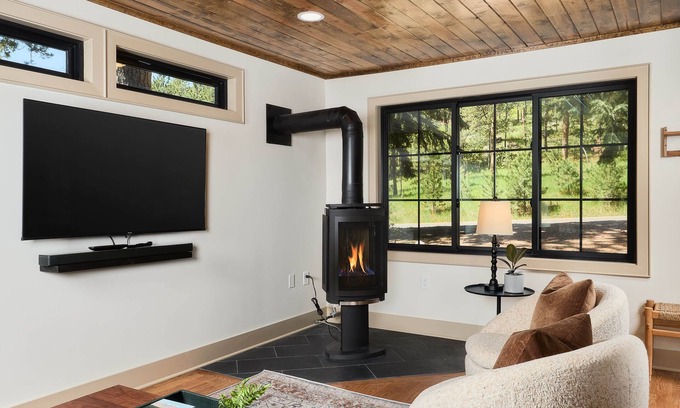 Cascade Cabin | Riverside Oasis: Hot Tub, Fire Table & Scenic Cold Plunge