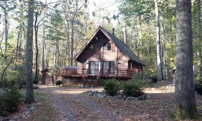 Hood House | Riversong Chalet- Social Distancing at Its Finest!