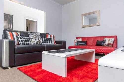 Gawler House | Riverview- Modern 3 Bedroom sleeps 2-8