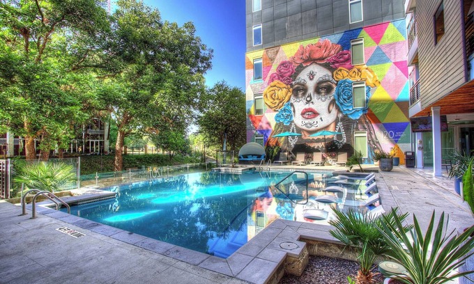 Downtown San Antonio Apartment | Riverwalk King Suite Apt Retreat with infinity pool Sofa Bed Gym & Free Parking