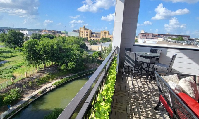Downtown San Antonio Apartment | Riverwalk Penthouse Loft on Top Floor w Parking