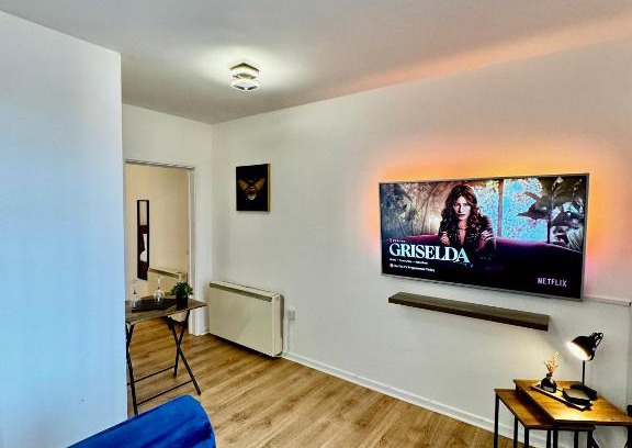 Cradley Apartment | RNM - Business Professional & Top Choice, Private Access & Entire Place, Kitchen & Washroom with amenities, Smart Tv, Easy Access, Fast WiFi, Parking Nearby, Great transport links