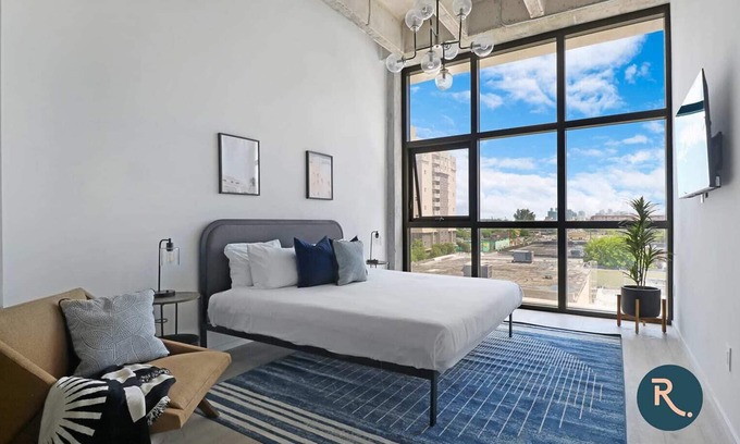 Little Haiti House | Roami | 10 min walk to Biscayne Plaza| Studio