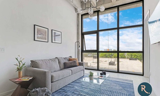 Little Haiti House | Roami | 10 min walk to Biscayne Plaza