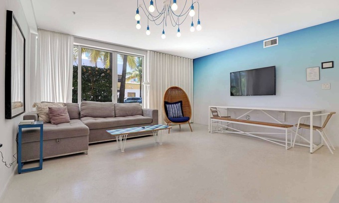 South Pointe House | Roami at 250 Collins | 5 Bed Combo | Next to Beach