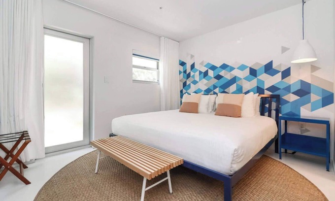 South Pointe House | Roami at 250 Collins | 8 Bed Combo | Rooftop Pool