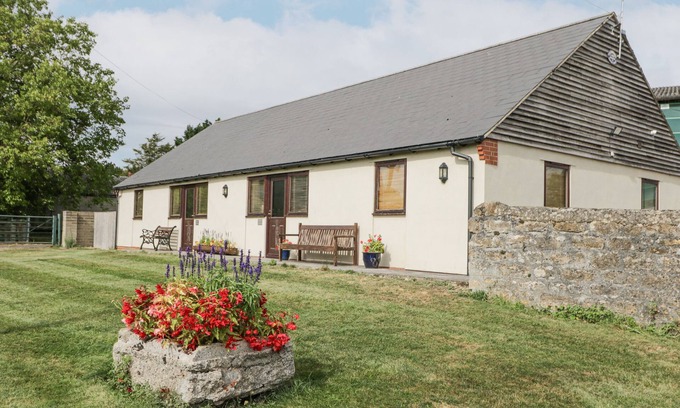 Hook Cottage | ROAN COTTAGE, pet friendly, with a garden in Royal Wootton Bassett