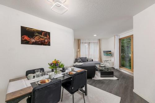 Weil der Stadt Apartment | Rob's Flat - Moderne 3-Zimmer-Ferienwohnung mit Terrasse, 6 Schlafplätzen, 2 Min S-Bahn, Weil der Stadt bei Stuttgart