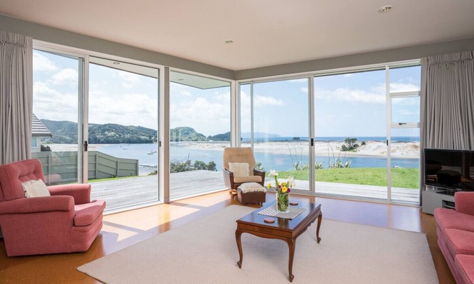Mangawhai Heads Cottage | Roberts Retreat - Mangawhai Holiday Home