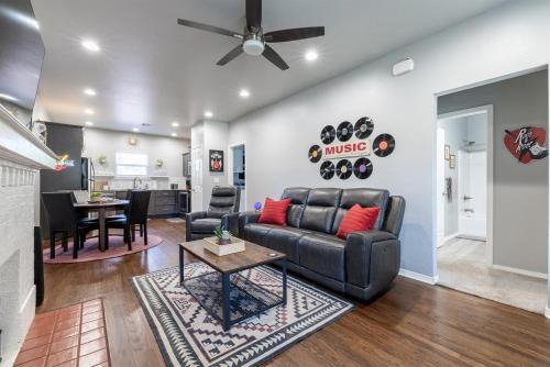 Chickasha House | Rock & Roll House, Fiber Internet, ROKU TV, Washer & Dryer, by DT Chickasha & Leg Lamp!
