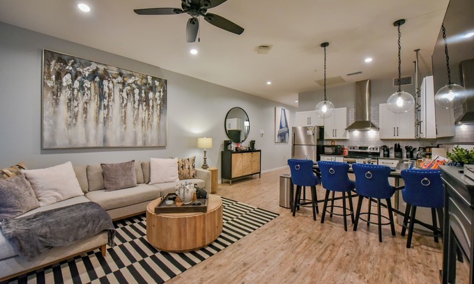 Tuscaloosa Condo | Rock & Roll Tide! Steps away from Amphitheater and downtown!