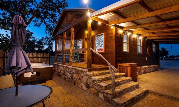 Fredericksburg Cabin | Rockin' R - Morning Star Cabin