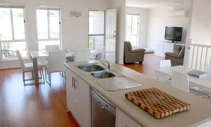 Hayborough House | Rocks Retreat - Sleeps 10 Short walk to the beach