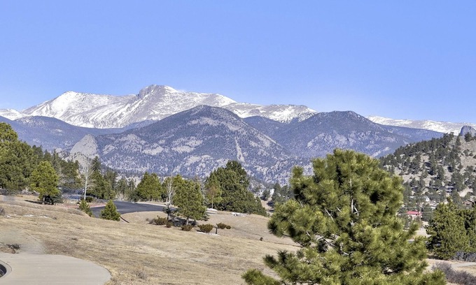 Estes Park House | Rocky Mountain Haven 4BDR’s w/attached Private Baths, 2 Zone AC/Heat, VIEWS